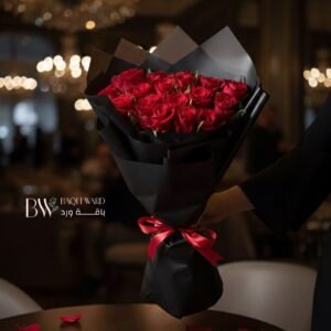 باقة 18 وردة جوري أحمر – أناقة سوداء